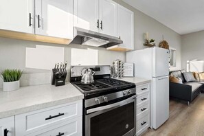 Kühlschrank, Mikrowelle, Ofen, Herdplatte