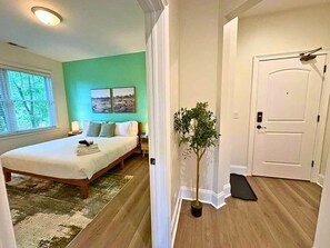 2 habitaciones, tabla de planchar con plancha, cuna de viaje y wifi