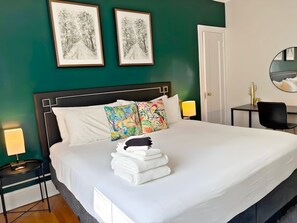 1 slaapkamer, een strijkplank/strijkijzer, reisbedje, beddengoed