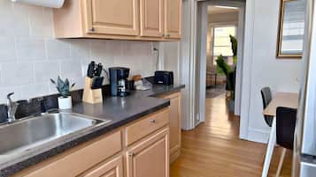 Fridge, oven, stovetop, coffee/tea maker