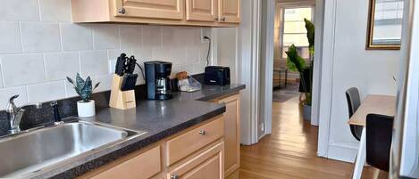 Fridge, oven, stovetop, coffee/tea maker