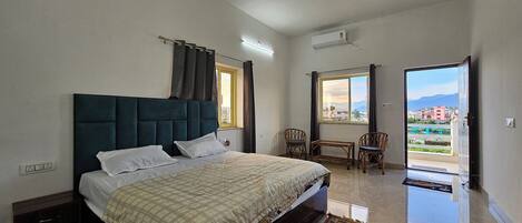 Habitación doble estándar, balcón, vista a la montaña | Wifi gratis