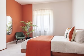 2 habitaciones, tabla de planchar con plancha y cuna de viaje
