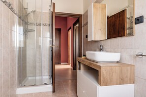 Haartrockner, Bidet, Handtücher, Seife