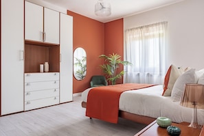 2 habitaciones, tabla de planchar con plancha y cuna de viaje