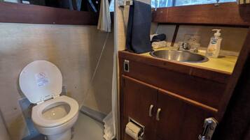 Regadera, amenidades de baño ecológicas, secadora de cabello, toallas