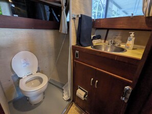 Douche, articles de toilette écologiques, séchoir à cheveux