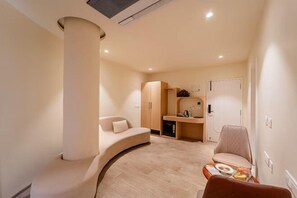 Deluxe Suite | Premium bedding, pillowtop beds, desk, rollaway beds