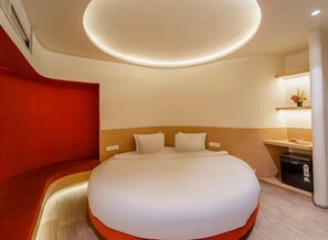 Premium Room | Premium bedding, pillowtop beds, desk, rollaway beds