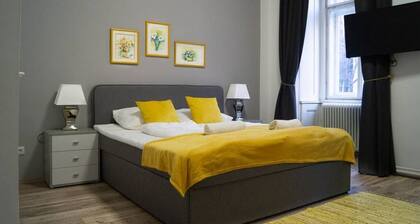 Shopping Paradise 9BR Complex Ideal for 23 People