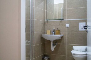 Douche, séchoir à cheveux, serviettes fournies, savon