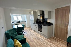 Frigorífico, microondas, horno y placa de cocina