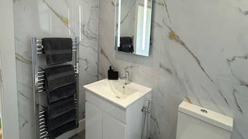 Ducha, secador de pelo y toallas