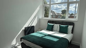 A bedroom with a bed, a window, and a desk. - 6 Guests/free Parking/old Trafford/20min City (Manchester)