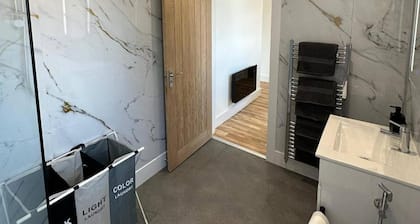 6 Guests/free Parking/old Trafford/20min City