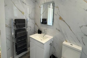 A bathroom with a white sink, a mirror, a towel rack, and a toilet. - 6 Guests/free Parking/old Trafford/20min City (Manchester)