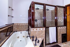 Ducha, bañera de hidromasaje, bidé y toallas