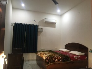 Rollaway beds, free WiFi, bed sheets - Wilder Lust Homestay (Bhira)