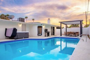 Pool - 4BR Tranquil Escape w/ Pool, BBQ, & Hot Tub in NLV (North Las Vegas)