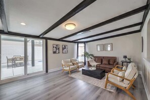 TV, fireplace, offices