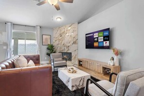 テレビ、暖炉、書斎 / ワークスペース