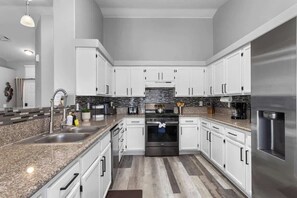 ثلاجة، ميكروويف، فرن، موقد طهي مسطح