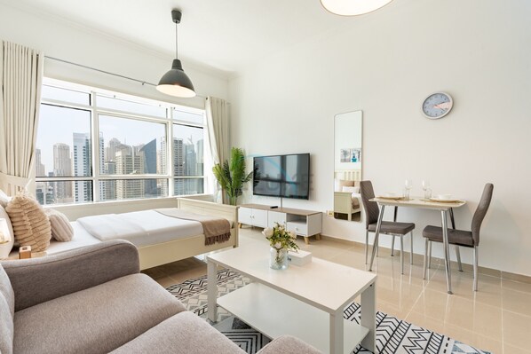 In-room safe, iron/ironing board, free WiFi, bed sheets - Chic Waterfront Location with Direct Metro Access and a Glimpse of Ain Dubai (Dubai)