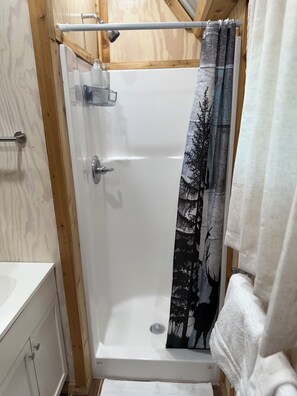 Douche, sèche-cheveux, serviettes fournies, savon
