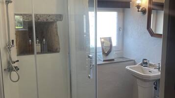 Douche, sĂšche-cheveux, serviettes fournies, savon