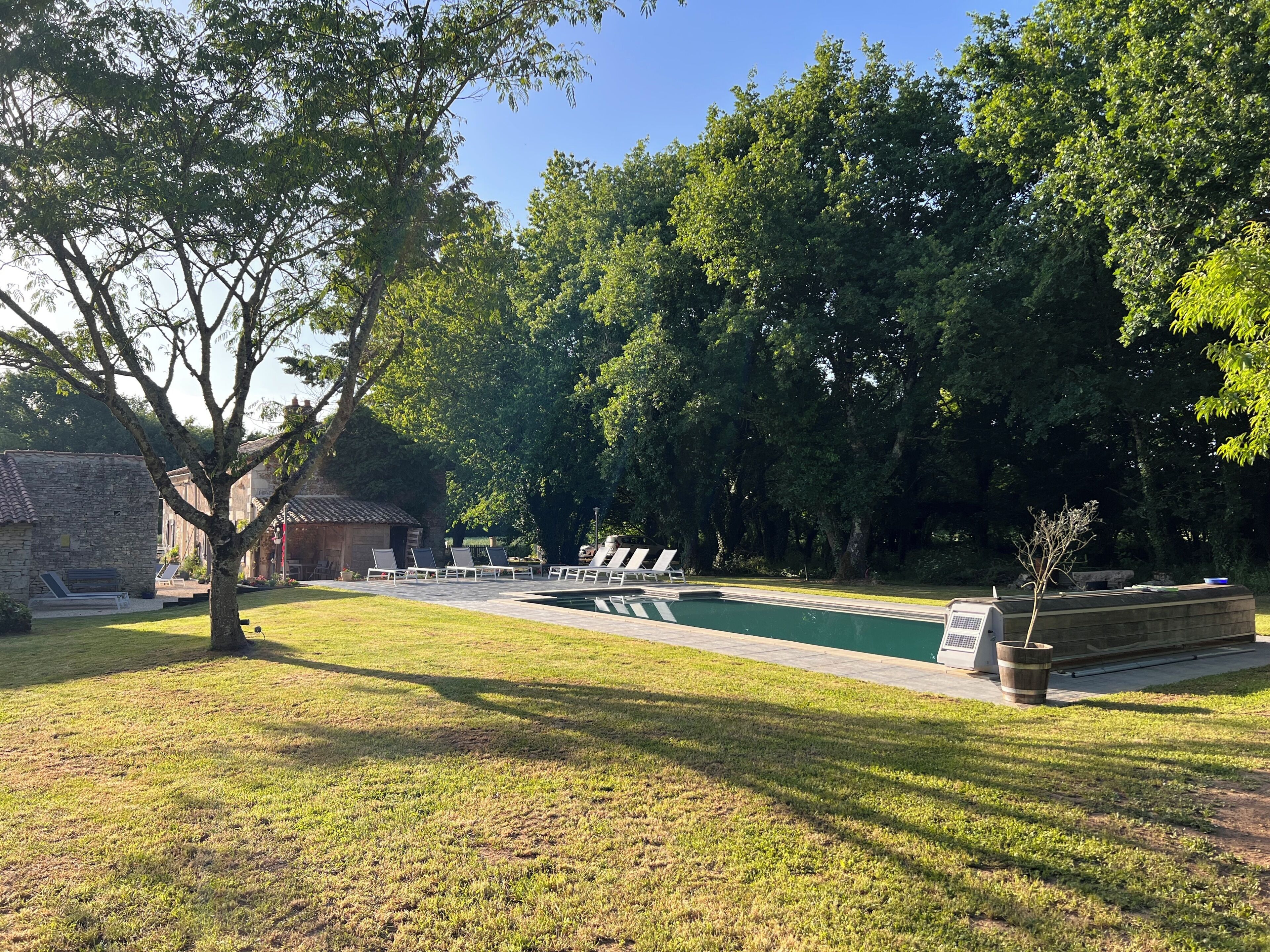 Una piscina al aire libre