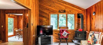 Wooded Retreat on 5 Acres: 6 Mi to Edinboro Lake!