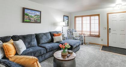 Townhome w/ Patio: 1 Mi to Clearfield Riverwalk