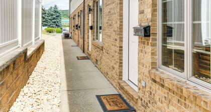 Townhome w/ Patio: 1 Mi to Clearfield Riverwalk