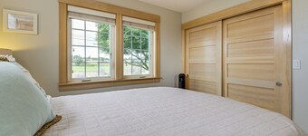 Steps to Beach: Home w/ Hot Tub in Oak Harbor!