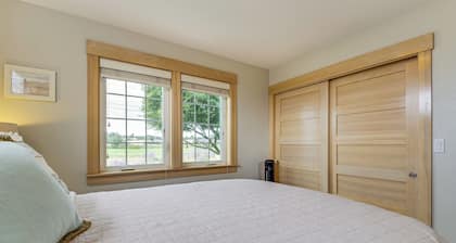 Steps to Beach: Home w/ Hot Tub in Oak Harbor!