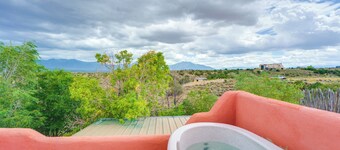 Taos Dome Home w/ Hot Tub, Fireplace + Mntn Views!