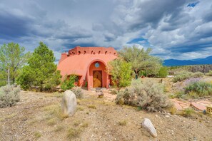 Interior - Taos Dome Home w/ Hot Tub, Fireplace + Mntn Views! (Arroyo Hondo)