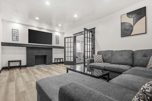 Modern 4BR Getaway Near Niagara Falls Park
