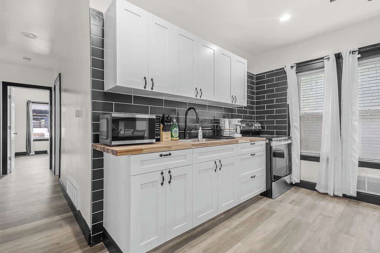 Coffee/tea maker, fridge, microwave, oven