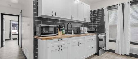 Réfrigérateur, four à micro-ondes, un four, surface de cuisson