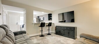 4 Mi to Iah: Suburban Houston Townhome