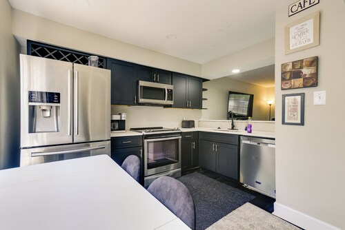 4 Mi to Iah: Suburban Houston Townhome