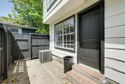 4 Mi to Iah: Suburban Houston Townhome