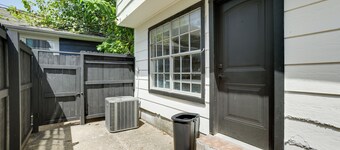4 Mi to Iah: Suburban Houston Townhome