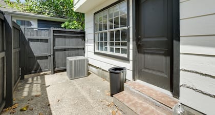 4 Mi to Iah: Suburban Houston Townhome