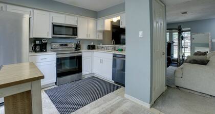 Pets Welcome! Humble Townhome 4 Mi to Airport