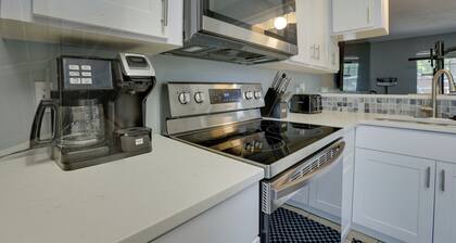 Pets Welcome! Humble Townhome 4 Mi to Airport