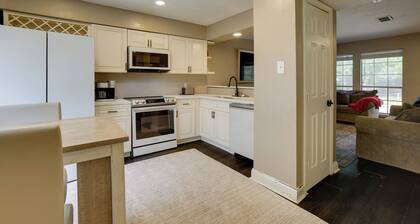 Near Airport & Interstate: Houston Area Townhome