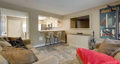 Near Airport & Interstate: Houston Area Townhome