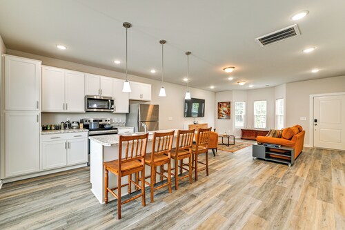 Modern Townhome w/ Yard: 5 Mi to Dtwn Charlotte